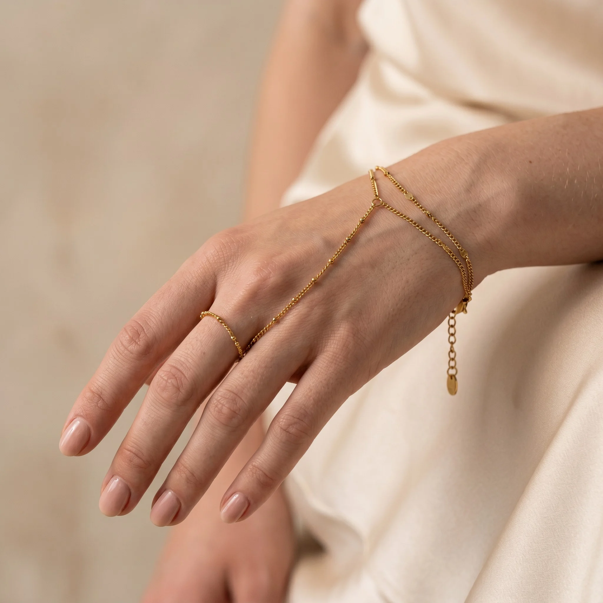 Bratara pe deget Chain auriu 24k, close-up produs