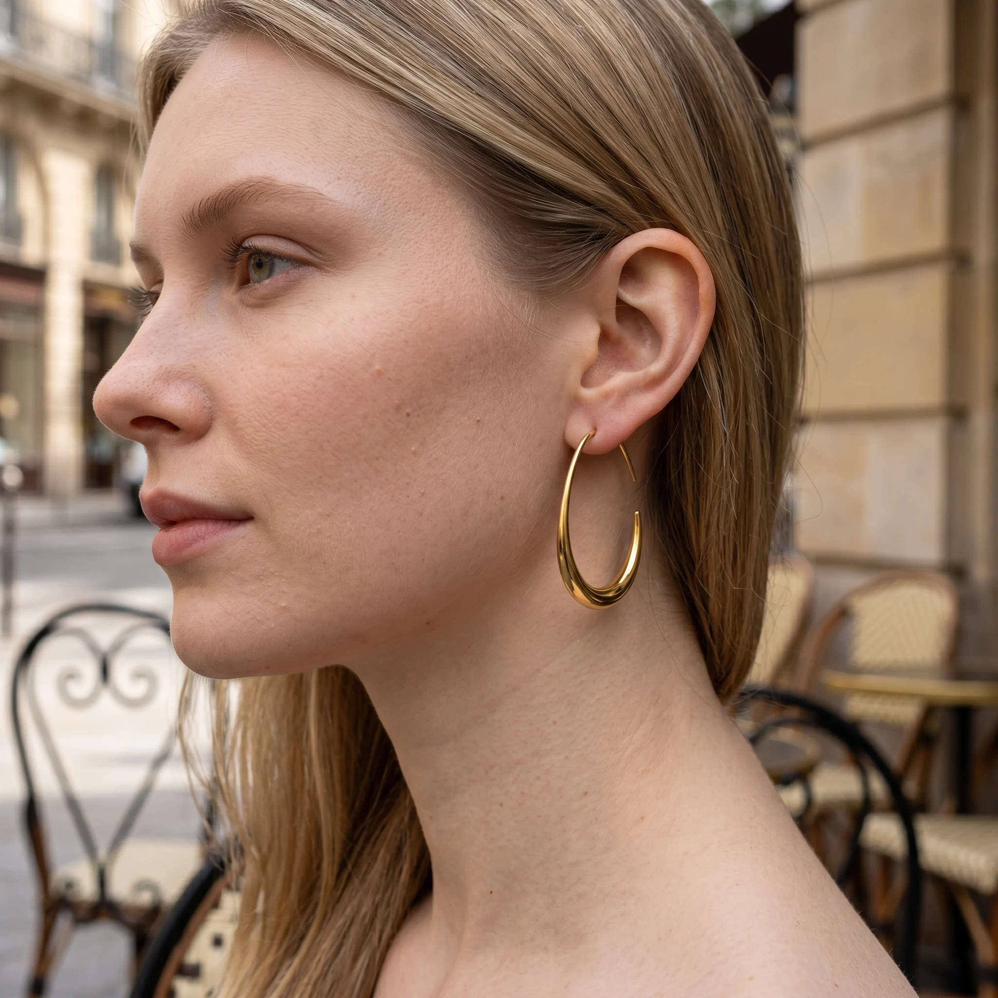 Cercei Luna Drop Gold Model Lifestyle