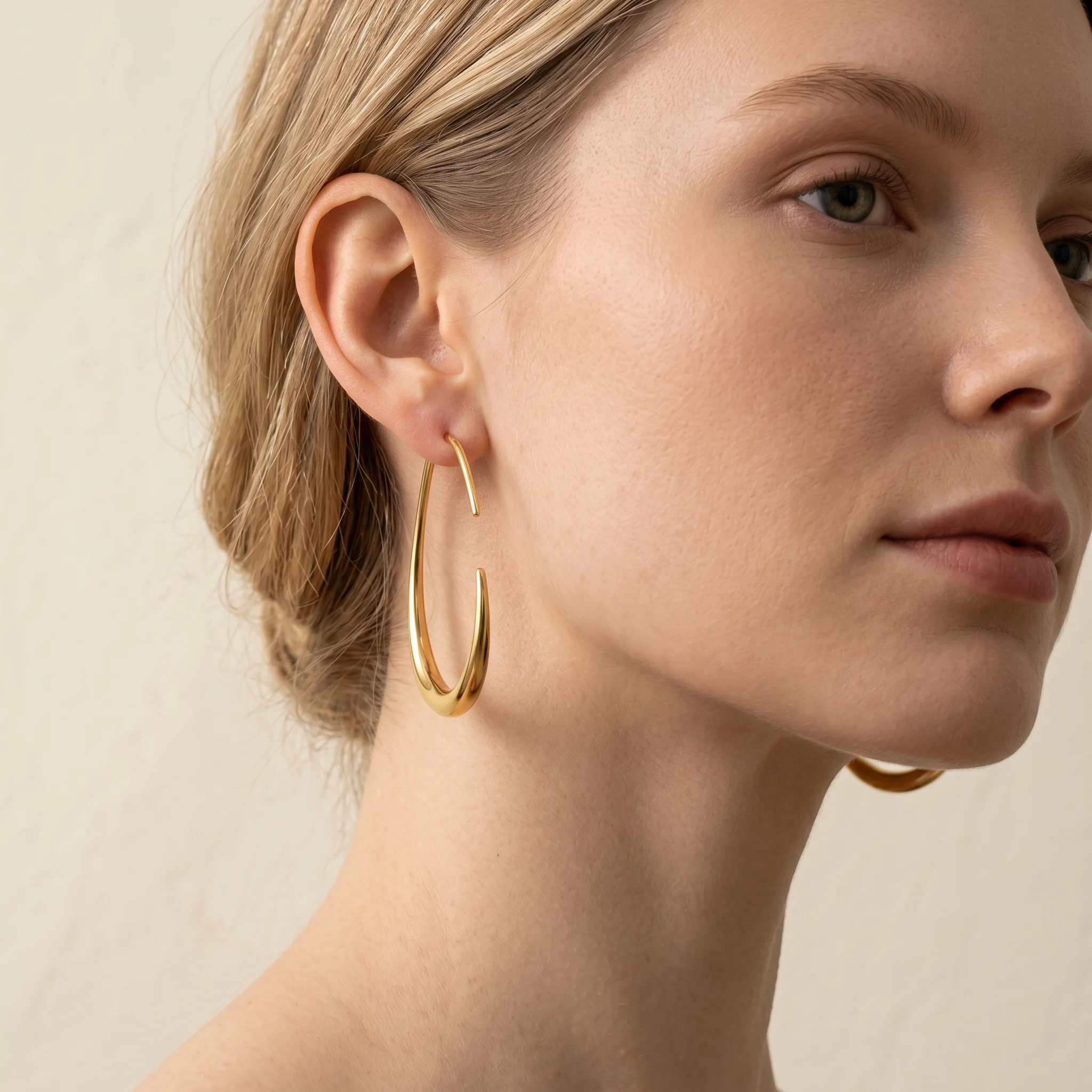 Cercei Luna Drop Gold Model Inversat Closeup