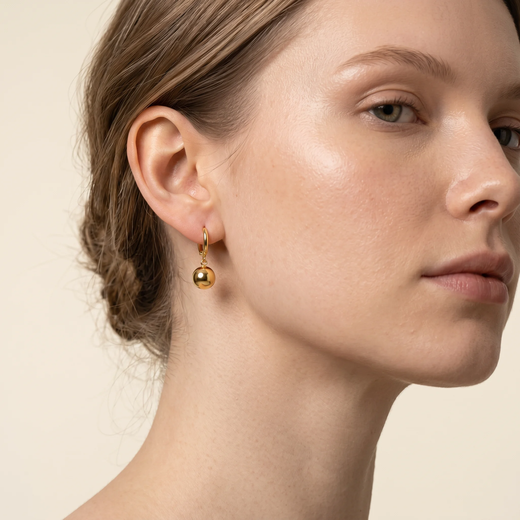 Cercei Sfera Gold Model Closeup