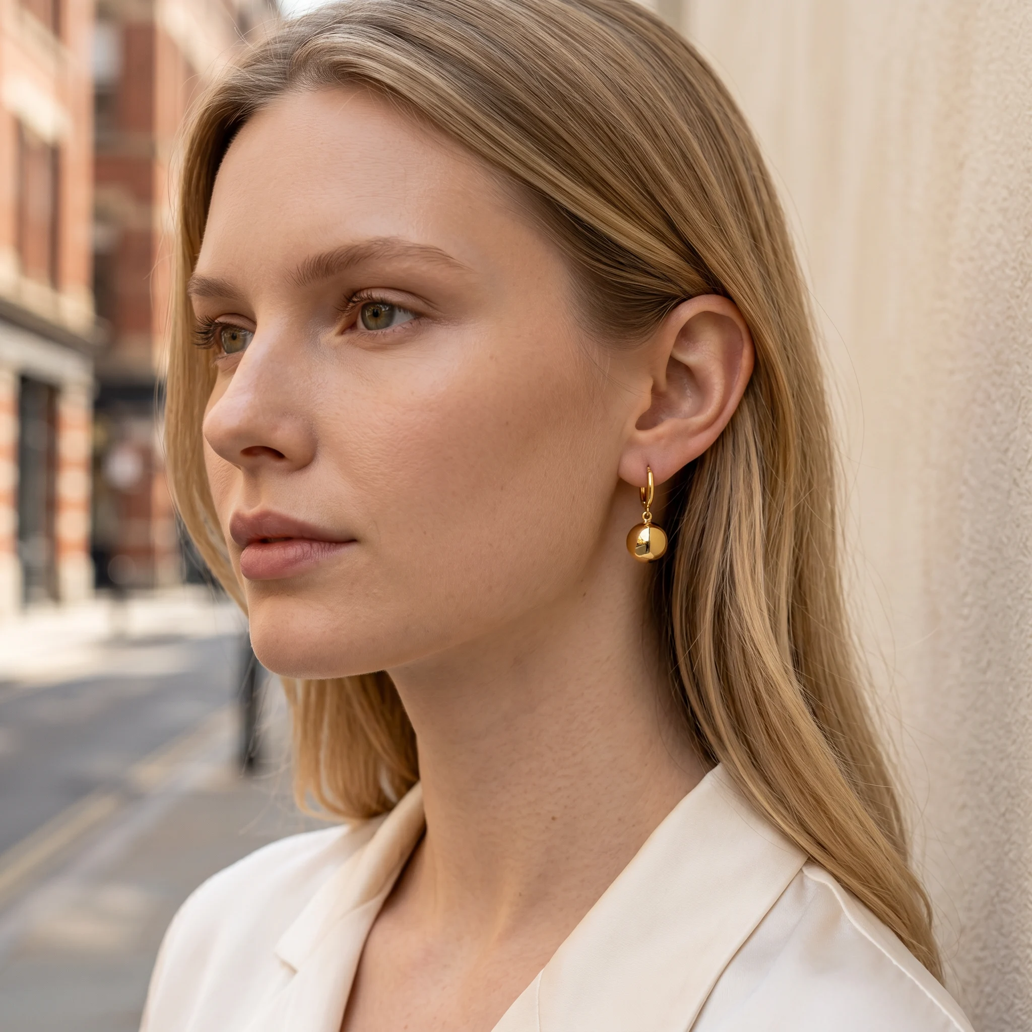 Cercei Sfera Gold Model Lifestyle