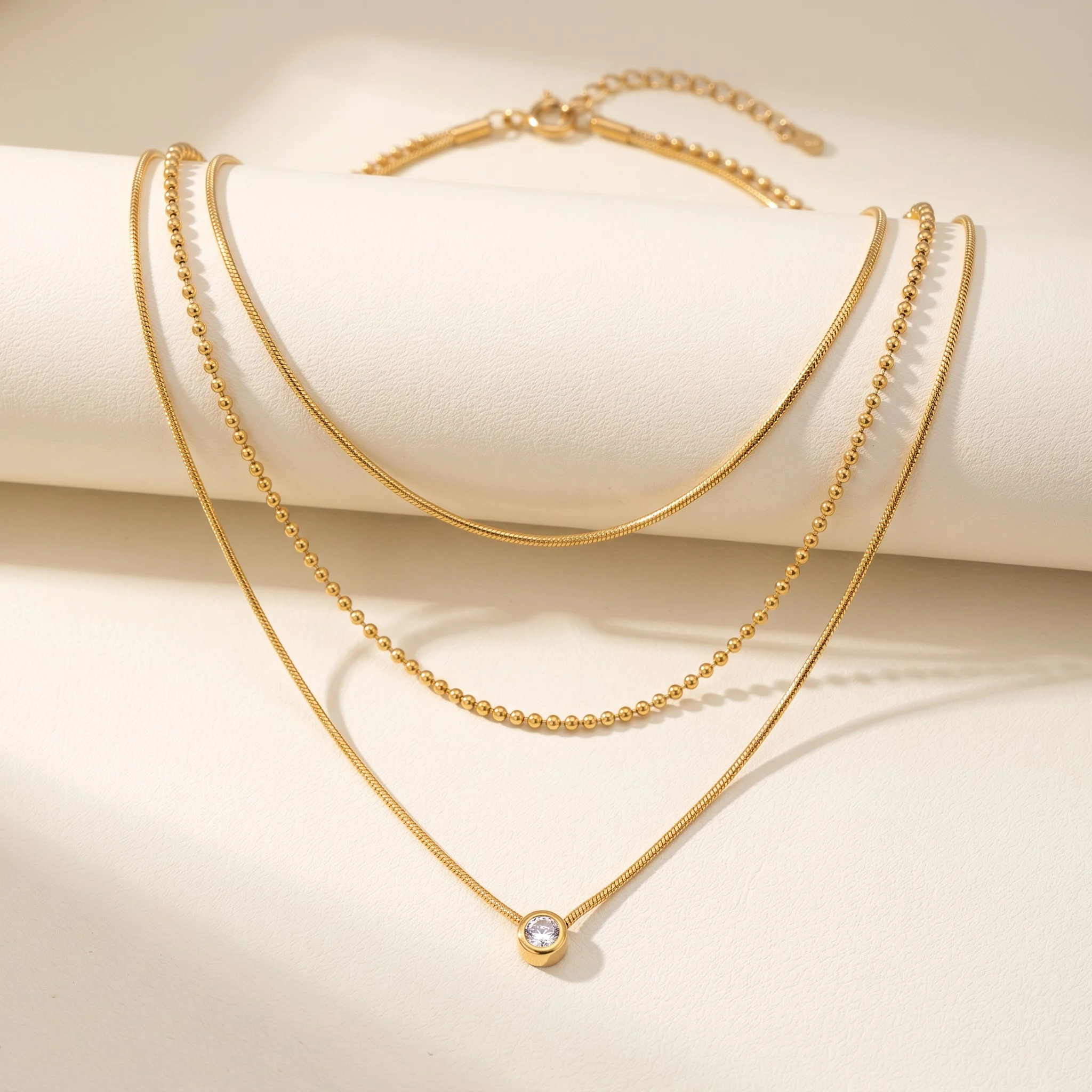 Colier Triple Cristal auriu 24k cu cristal si in trei straturi, vedere suplimentara